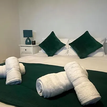 Apartment Beautiful 3-bedroom In B'ham